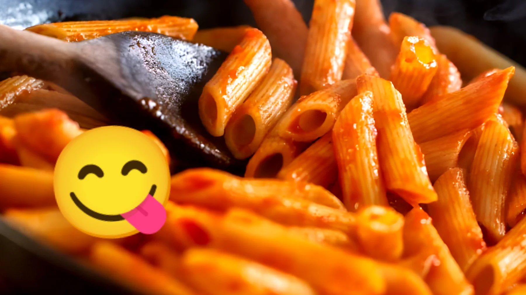 La ricetta della pasta al pomodoro che sta impazzando in rete: solo 2 ingredienti e pronta in 10 minuti!